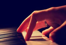 AC米兰首回合小胜密尔沃基雄鹿，爱德华兹砍下7记关键球，全场沸腾(斗鱼苏恩米娜违规视频回放)